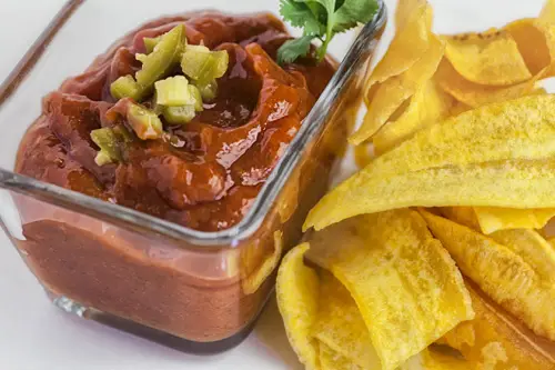 Catsup de Jalapeño presentada con plátano