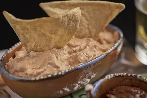 El Dip de Chipotle con Queso Crema acompañado con totopos