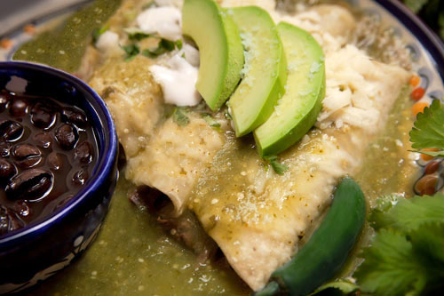 Enchiladas Verdes de Carne acompañadas con frijoles de olla