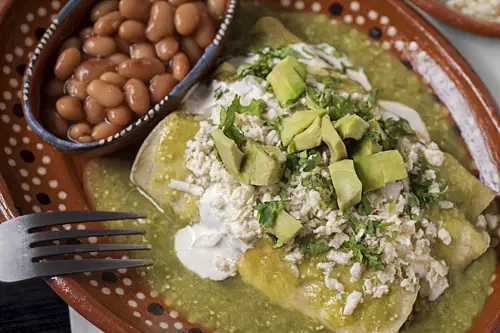 Enchiladas Verdes de Puerco acompañadas con frijoles de olla