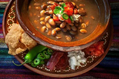 Frijoles Charros en plato de barro