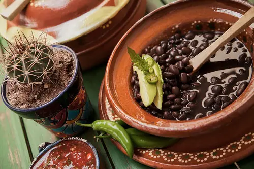 Frijoles de Olla en plato de barro