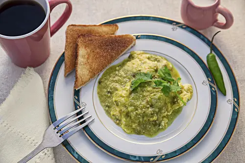Huevos Revueltos en Salsa Verde servidos con pan tostado
