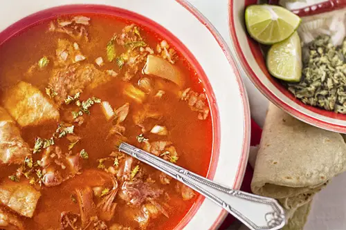 El Menudo Rojo servido con más ingredientes 