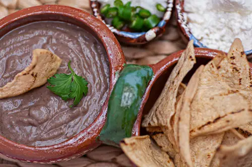 Dip de Frijoles Negros servidos con totopos