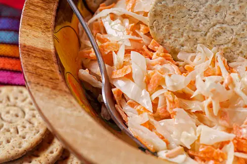 Ensalada de Col con Zanahoria acompañada con galletas saladas