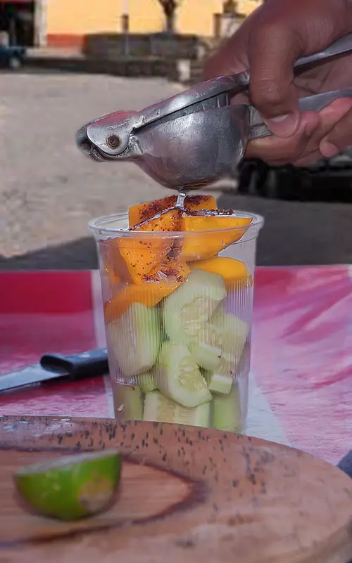 La Ensalada en Vaso preparada en los puestos de México