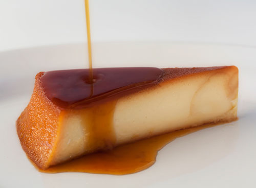 Flan con caramelo chorreando