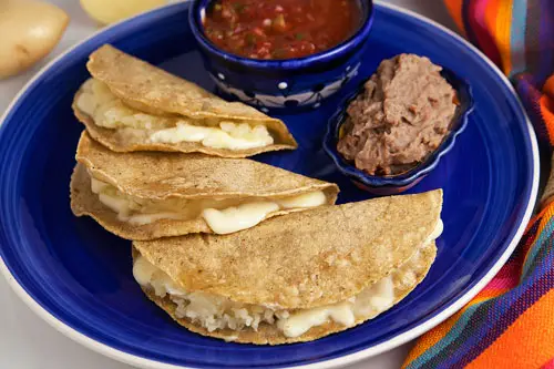 Quesadillas de Papa, frijoles refritos y slasa