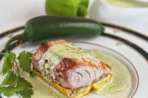 La Salsa de Lima con Cilantro servida en salmón