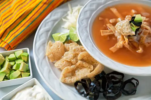 La Sopa de Tortilla servida con muchos ingredientes